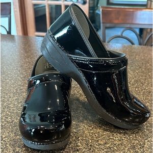 Dansko XP 2.0 38 Wide,  black patent leather